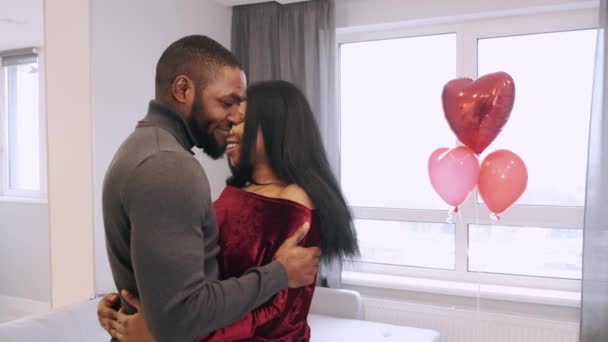 Pareja joven afroamericana celebrando el día de San Valentín en casa — Vídeo de stock