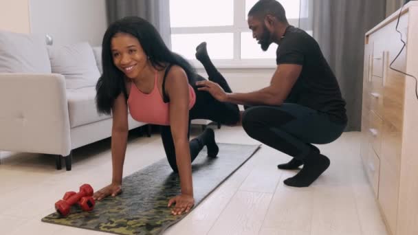 Un par de afroamericanos haciendo ejercicio en casa — Vídeos de Stock