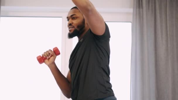 决心坚定的男子健美运动员在家锻炼 — 图库视频影像