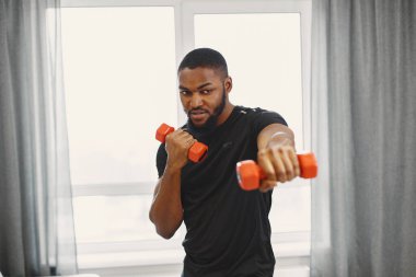 Yakışıklı Afro-Amerikan sporcu evde çalışıyor.