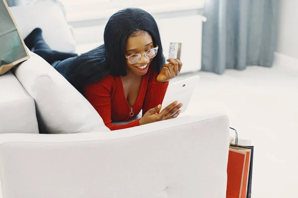 Africano mulher compras on-line em casa — Fotografia de Stock