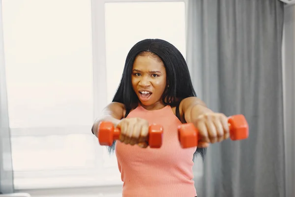 Αφρο-Αμερικανίδα αθλήτρια γυμνάζεται στο σπίτι — Φωτογραφία Αρχείου
