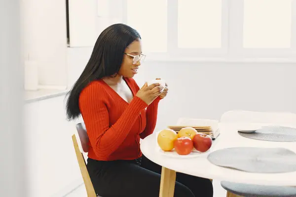 Africano mulher passar o tempo em casa — Fotografia de Stock