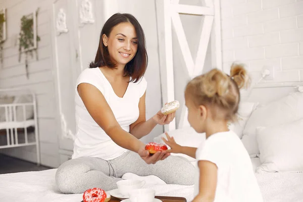 Mutter und kleine Tochter frühstücken zu Hause — Stockfoto