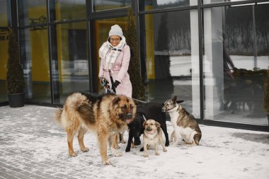 Afrikalı bir kadın köpeğiyle dışarı çıkıyor.