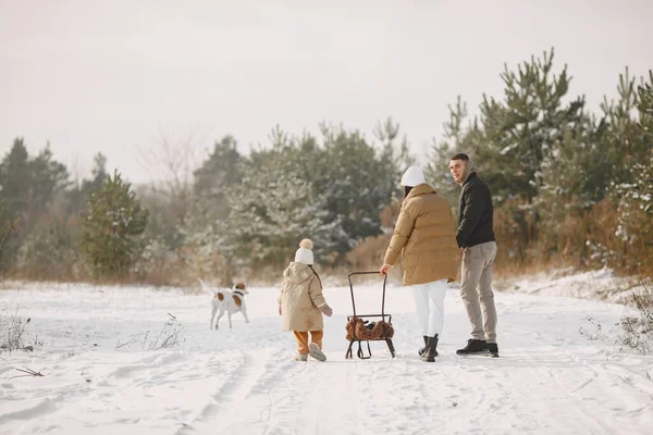 Família em roupas de inverno jogar na floresta de inverno — Fotografia de Stock