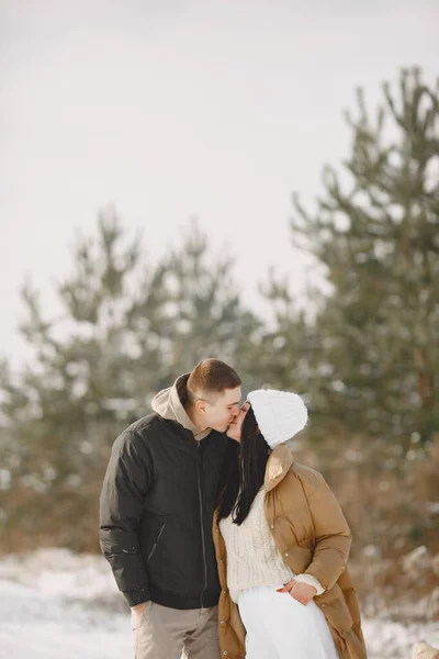 冬の雪のカップルの愛の物語 — ストック写真