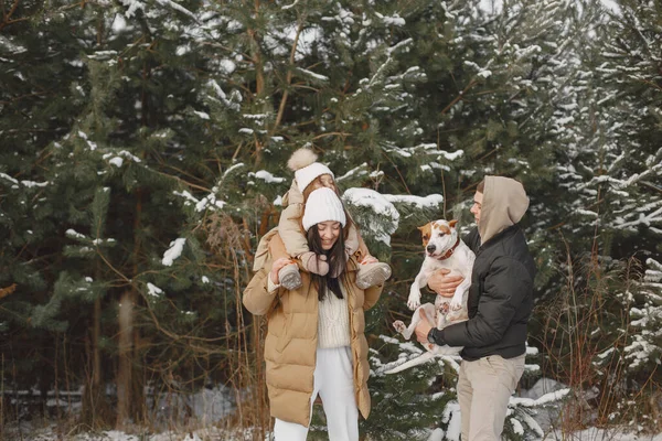 Család téli ruhák játszanak téli erdőben — Stock Fotó