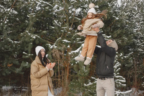 Familie in Winterkleidung spielt im Winterwald — Stockfoto