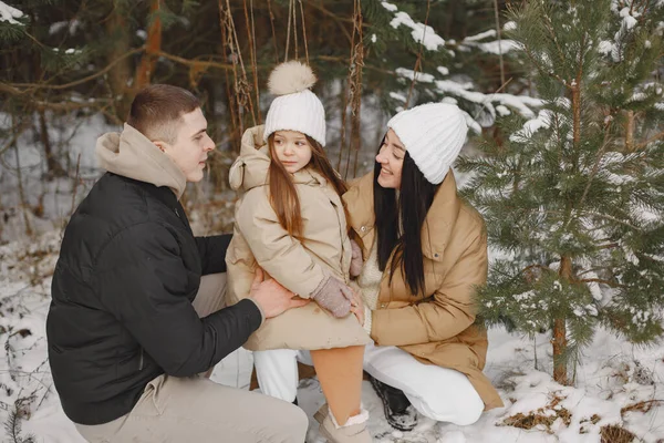 겨울 의류를 입은 가족이 겨울 숲에서 노는 모습 — 스톡 사진