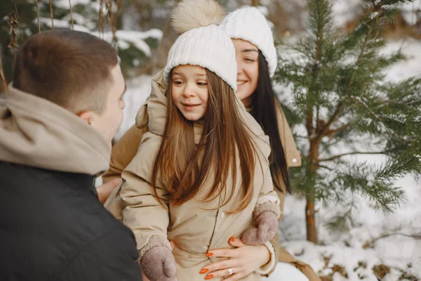 Família em roupas de inverno jogar na floresta de inverno — Fotografia de Stock