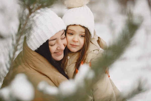 Mãe e criança em roupas de inverno brincam no parque de inverno — Fotografia de Stock