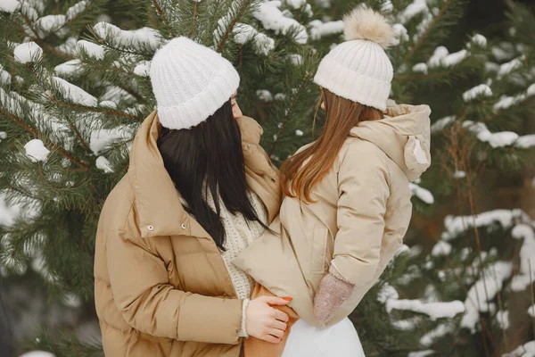 Mãe e criança em roupas de inverno brincam no parque de inverno — Fotografia de Stock