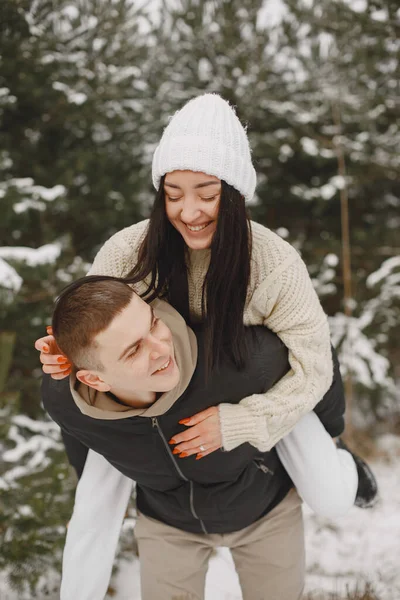 Inverno neve casal amor história — Fotografia de Stock