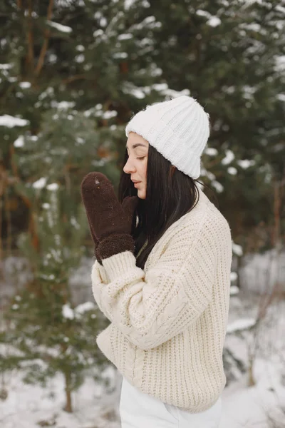 Szabadtéri fotó hangulatos nő téli erdőben — Stock Fotó