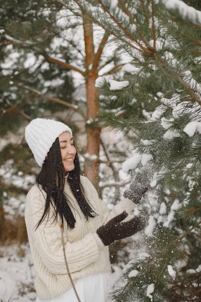 Foto ao ar livre de fêmea acolhedora na floresta de inverno — Fotografia de Stock