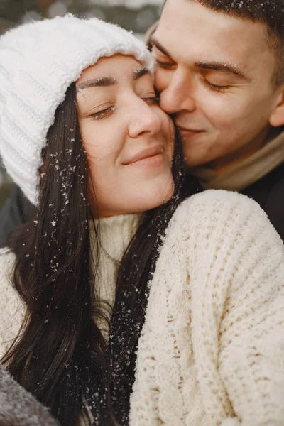Зимняя история любви снежной пары — стоковое фото
