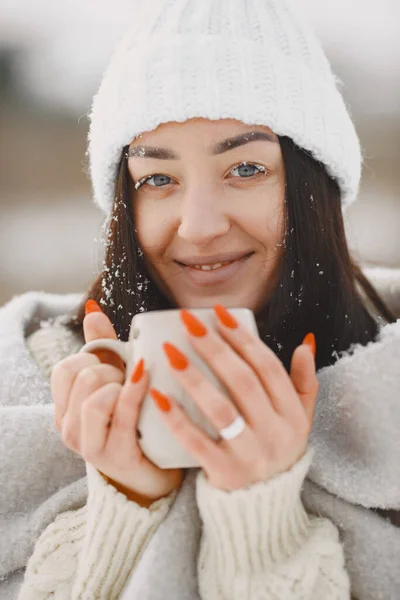 Outdoor-Foto von gemütlichen Weibchen im Winterwald — Stockfoto