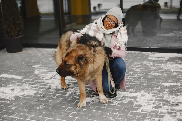 Mujer africana pasea con perro al aire libre — Foto de Stock