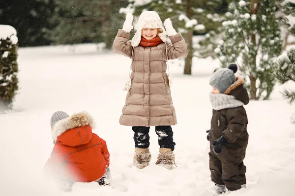 Bambini piccoli e carini in un parco invernale — Foto Stock