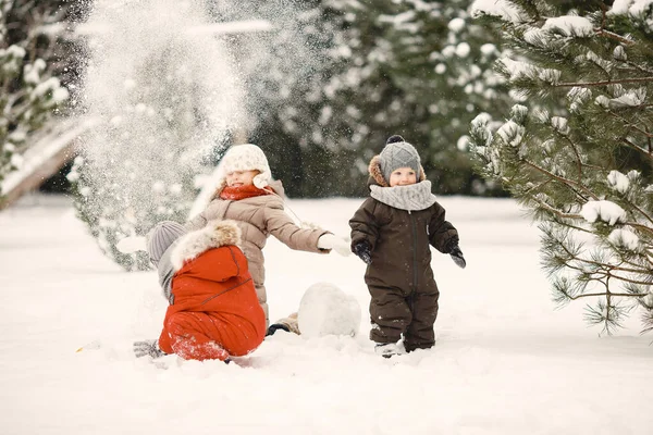 Roztomilé malé děti v zimním parku — Stock fotografie