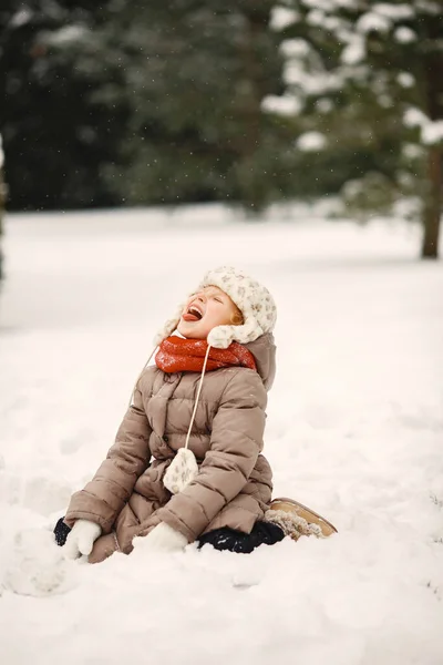 Cute little girl w parku zimowym — Zdjęcie stockowe