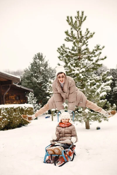 Madre e bambino in vestiti invernali giocano in cortile — Foto Stock