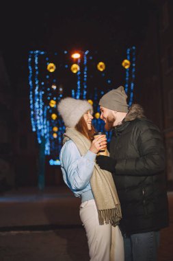 Noel zamanı, gece sokağında genç bir çift.