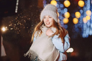 Gece vakti Kış Şehri 'nde genç bir kadın