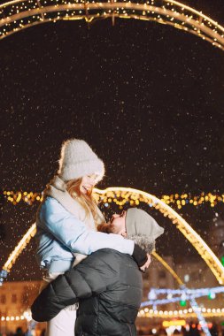 Noel zamanı, gece sokağında genç bir çift.