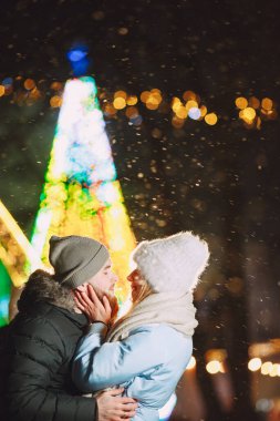 Noel zamanı, gece sokağında genç bir çift.