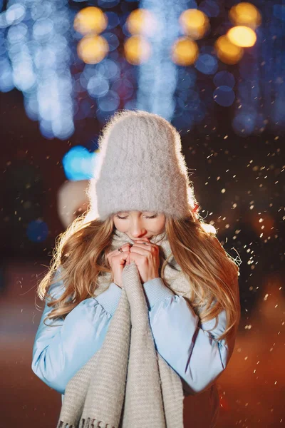 Fiatal nő éjszaka tél város — Stock Fotó