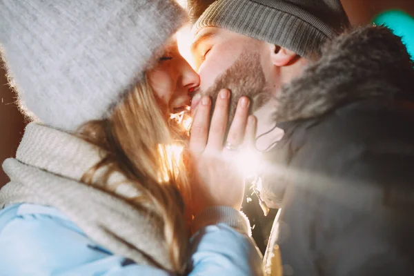 Jeune couple en plein air dans la rue de nuit à Noël — Photo