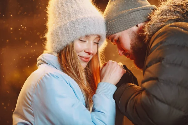 Jovem casal ao ar livre na rua da noite no tempo de Natal — Fotografia de Stock