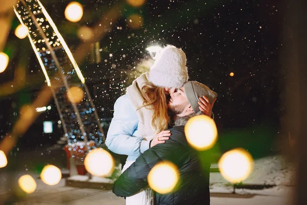 Pareja joven al aire libre en la calle de la noche en Navidad — Foto de Stock