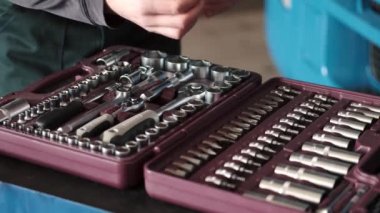 Otomatik volkanizasyon ve araç servis atölyesinde mekanik araç ayarlandı