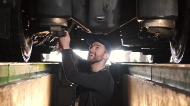 Otomatik tamirci alttaki kamyon süspansiyonunu tamir etti