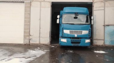 Mavi kamyonet araba servisi garajı.