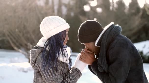 Loving Afro-Amerikaans paar knuffelen buiten in de winter — Stockvideo