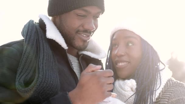 Afrikanska amerikanska par kramas i den snöiga skogen — Stockvideo