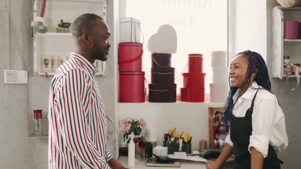Pemuda Afrika Amerika di toko bunga — Stok Video