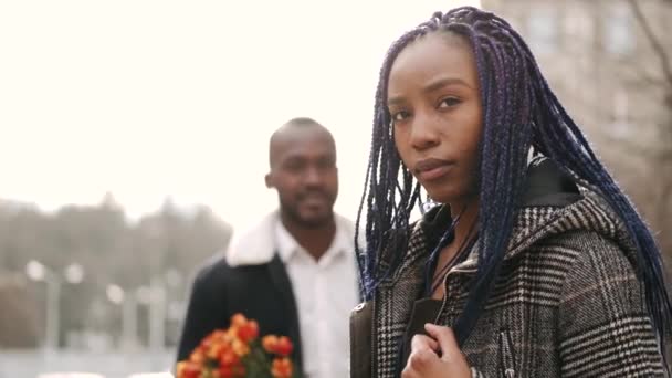 Jóvenes afroamericanos pareja con flores citas en la ciudad — Vídeo de stock