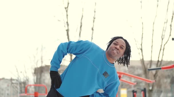 Африканский футболист-американец греется на спортивной площадке — стоковое видео