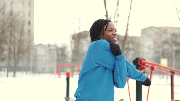 Afro-americano futbolista calentándose en campo de deportes — Vídeos de Stock