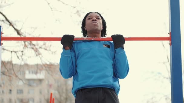 Afrikaanse amerikaanse man voetballer opwarmen op sportterrein — Stockvideo