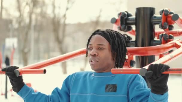 Afro-americano futebolista aquecimento em campo de esportes — Vídeo de Stock