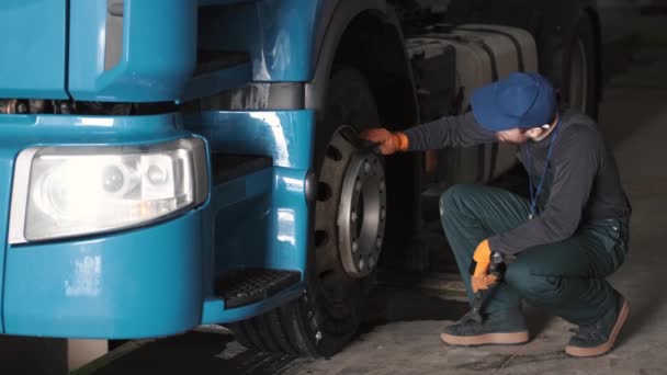 Carro mecânico de reparação de pneus de caminhão no serviço de carro — Vídeo de Stock