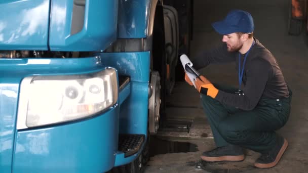 Automonteur repareert banden van vrachtwagens bij autogebruik — Stockvideo
