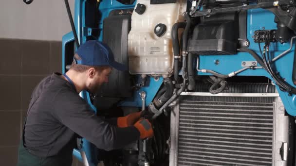 Професійний автомобільний механічний перевірка вантажного двигуна в гаражі автомобіля — стокове відео