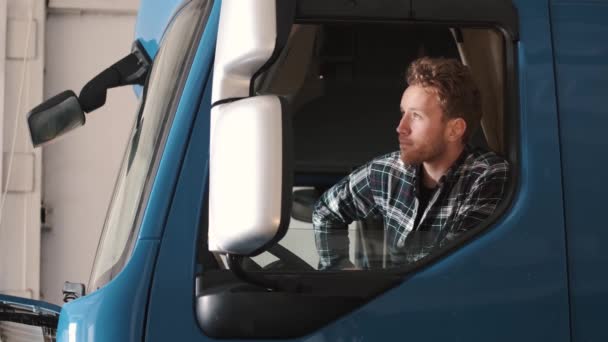 Föraren sitter i lastbilshytten och kontrollerar fordonet — Stockvideo